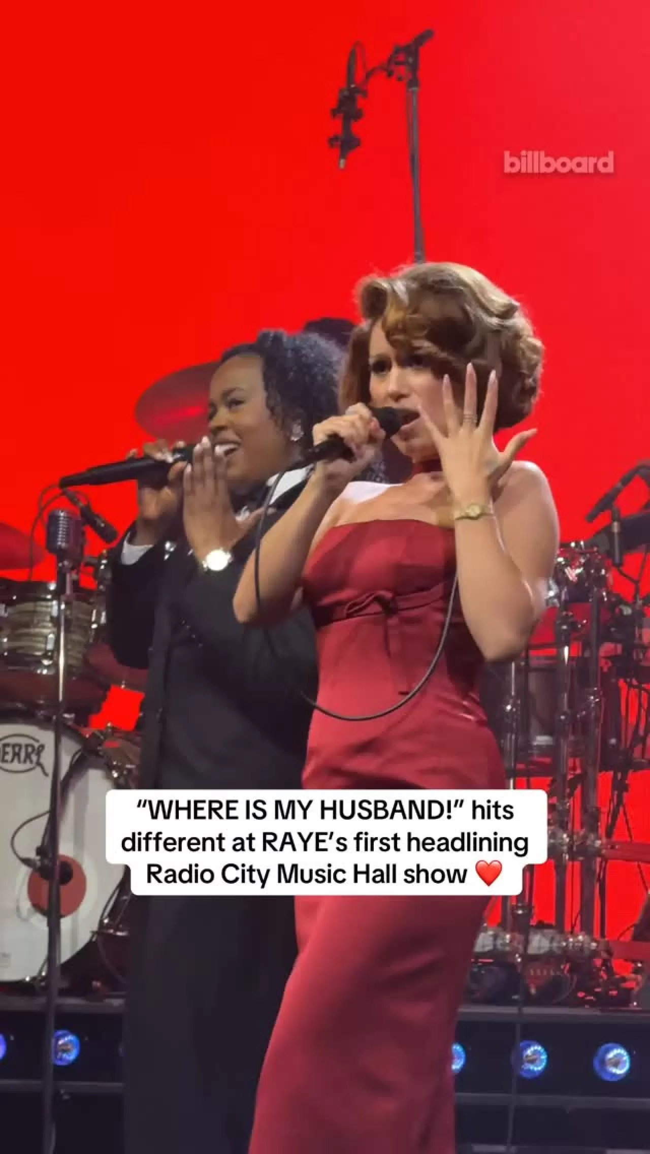 RAYE, NYC'de 'Where Is My Husband' Performansıyla Büyüledi