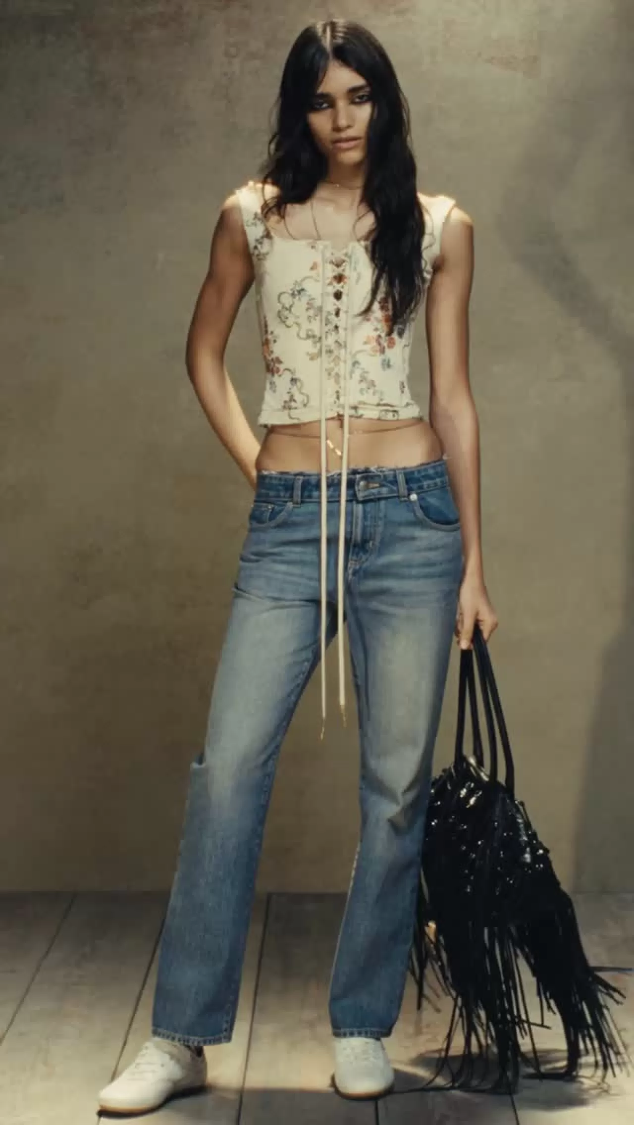 Alexander McQueen 2026 Yaz-Koleksiyonu: 'The Boxe' Sneakers ve 'Pyramid' Clutch Öne Çıkıyor