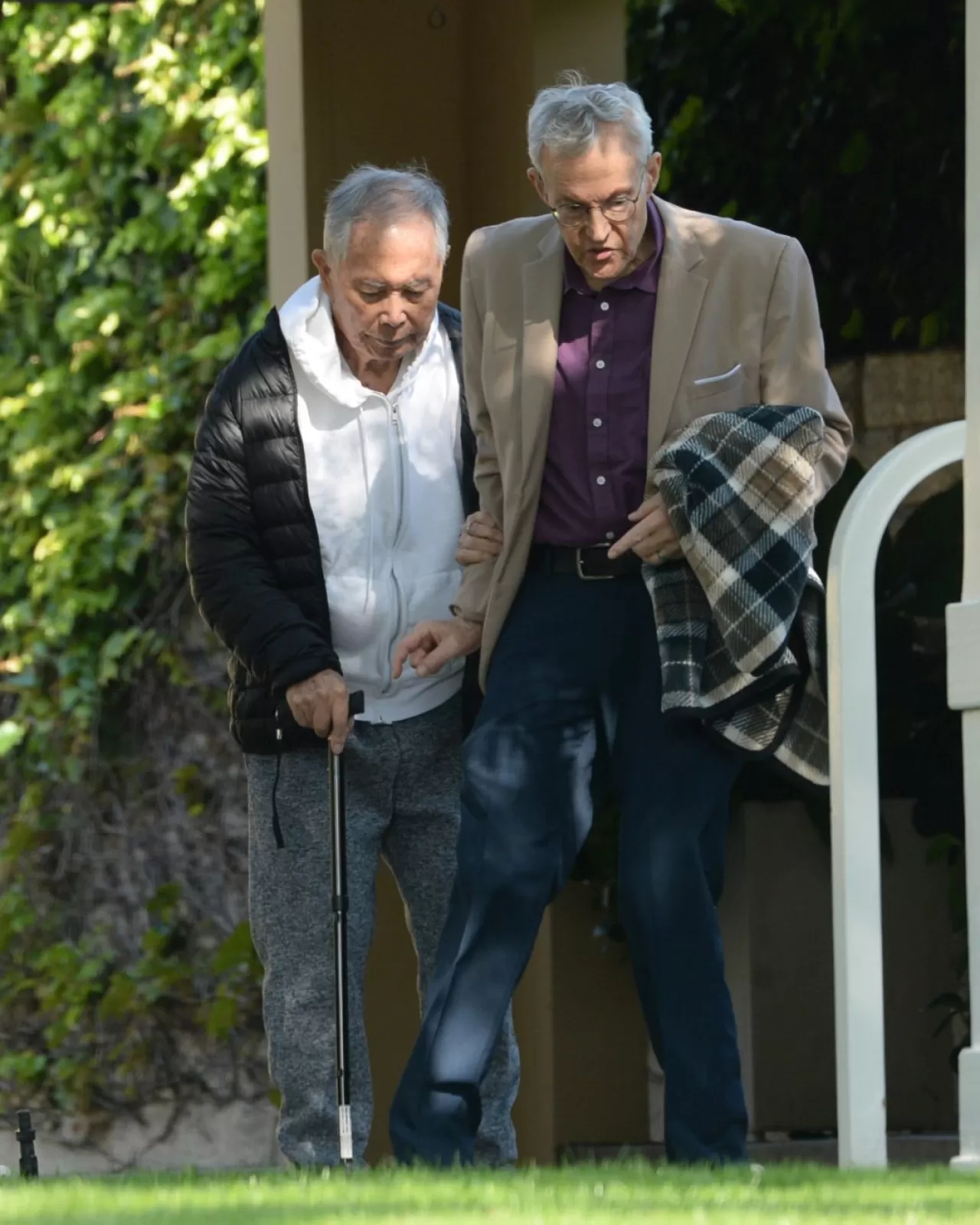 George Takei, 88, Eşinin Desteğiyle Yürüdü | Los Angeles'ta Nadir Görüntülendi