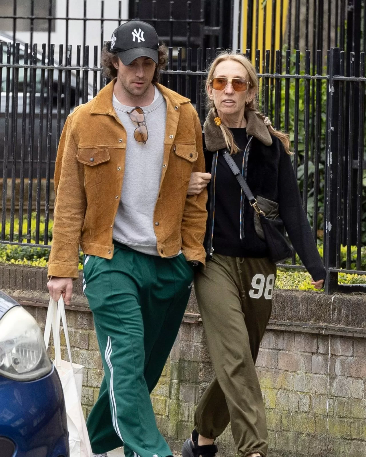 Aaron Taylor-Johnson ve Eşi Sam Taylor-Johnson Londra'da Romantik Yürüyüşe Çıktı