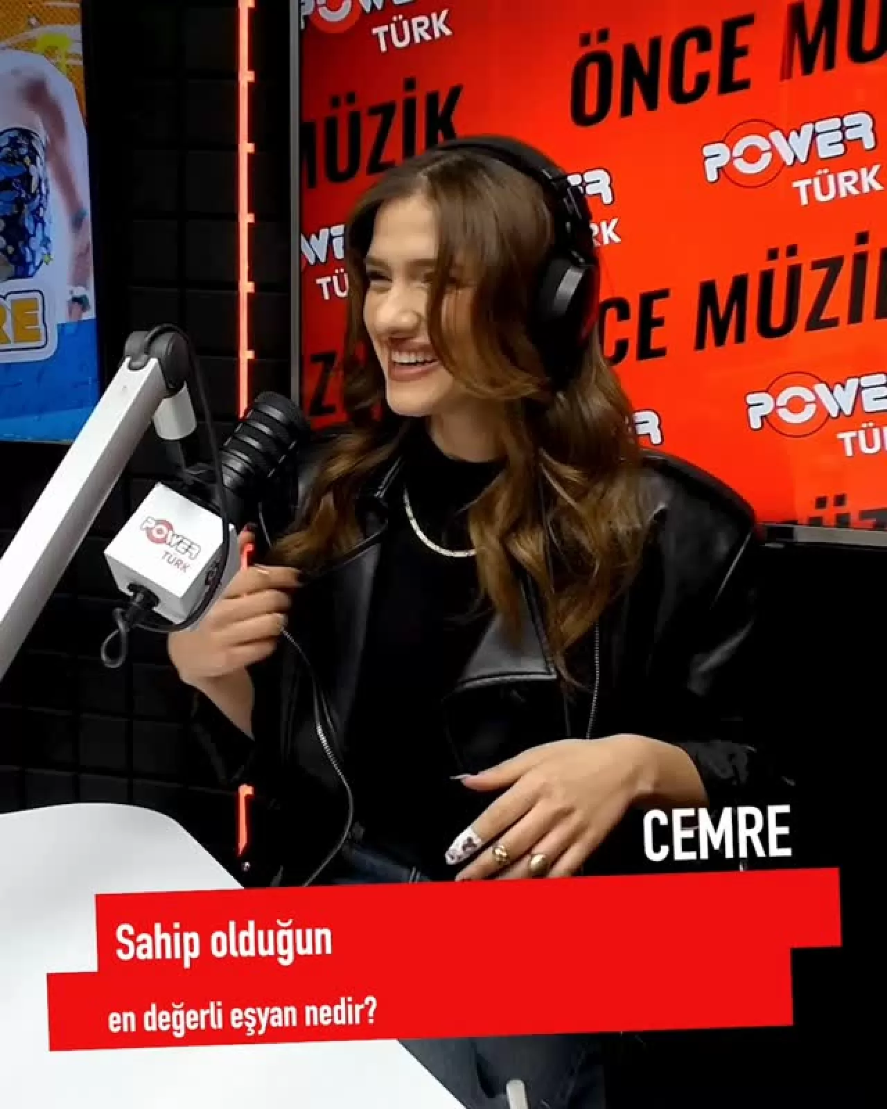 Cemre'nin En Değerli Eşyası: cemremusic_ Paylaşımı Merak Uyandırdı