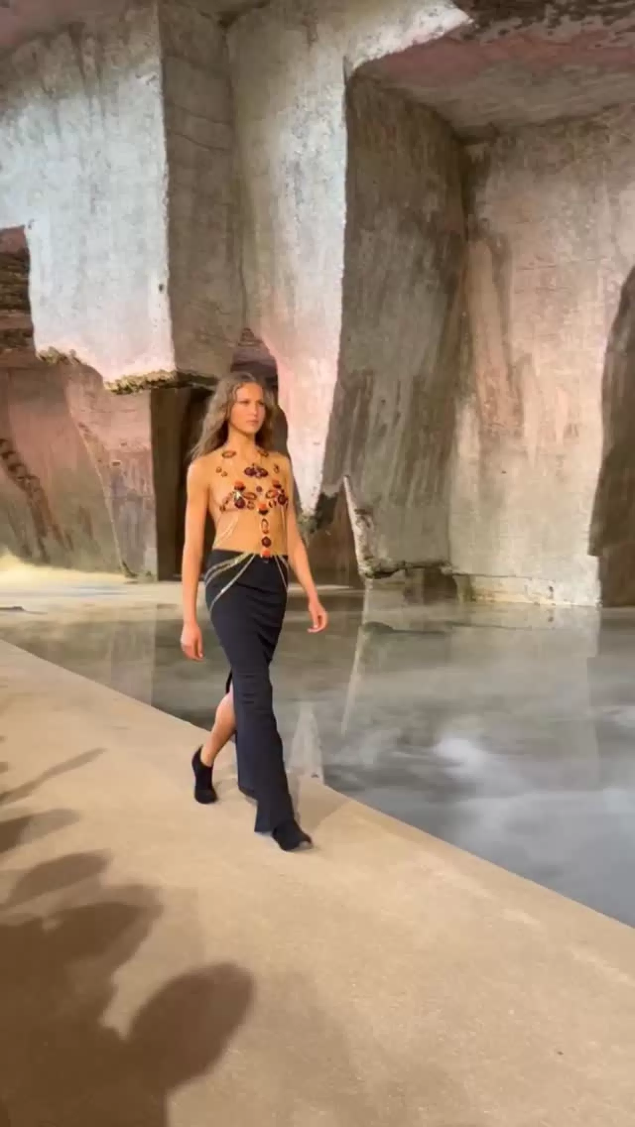 Emilio Pucci'nin Bahar Defilesi Antik Mağarada Sahnelendi: Bohemyan Rüya