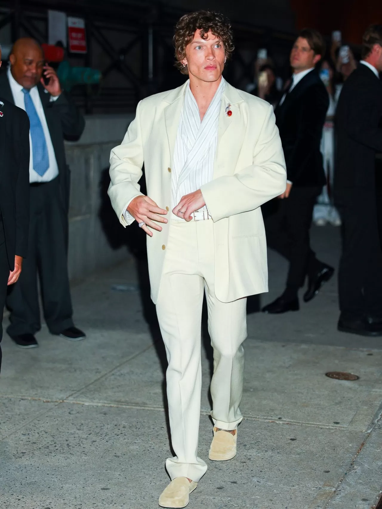 Connor Storrie Özel Dikim Calvin Klein ve Tiffany Takılarıyla Dikkat Çekti