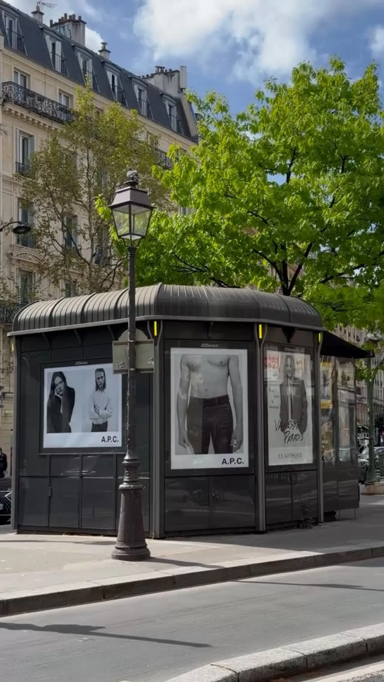 APC Paris Sokaklarında: Fransız Denim Markası Moda Başkentinde Görüldü