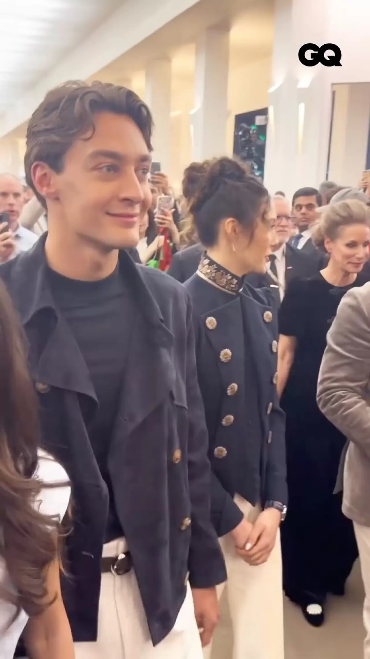 George Russell ve Ünlüler İsviçre'deki WatchesAndWonders'ı Aydınlattı