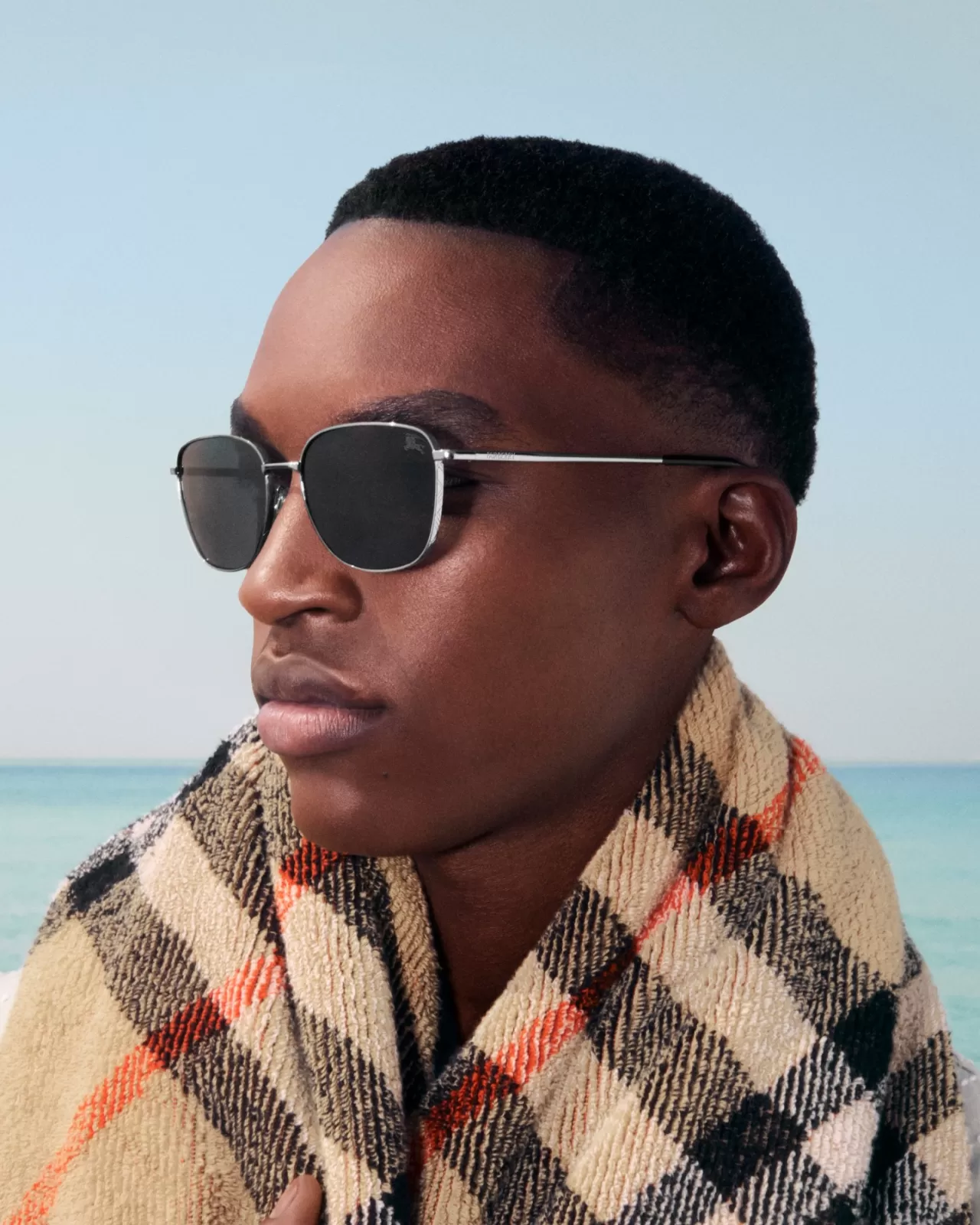 Burberry'den Yeni Yaz Gözlükleri: Tunji Obembe ve Iris Law ile Modern İngiliz Tasarımı