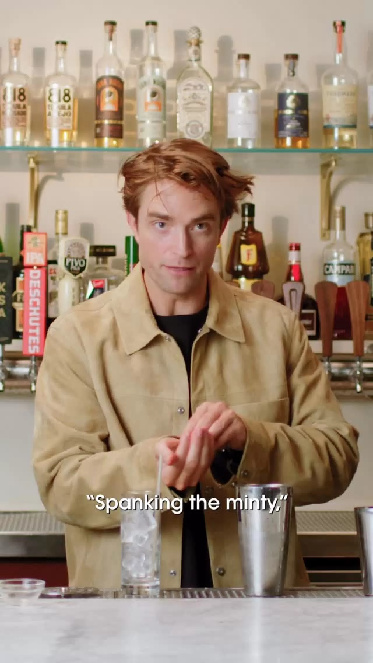 Robert Pattinson Vogue İçin Kokteyl Hazırlıyor