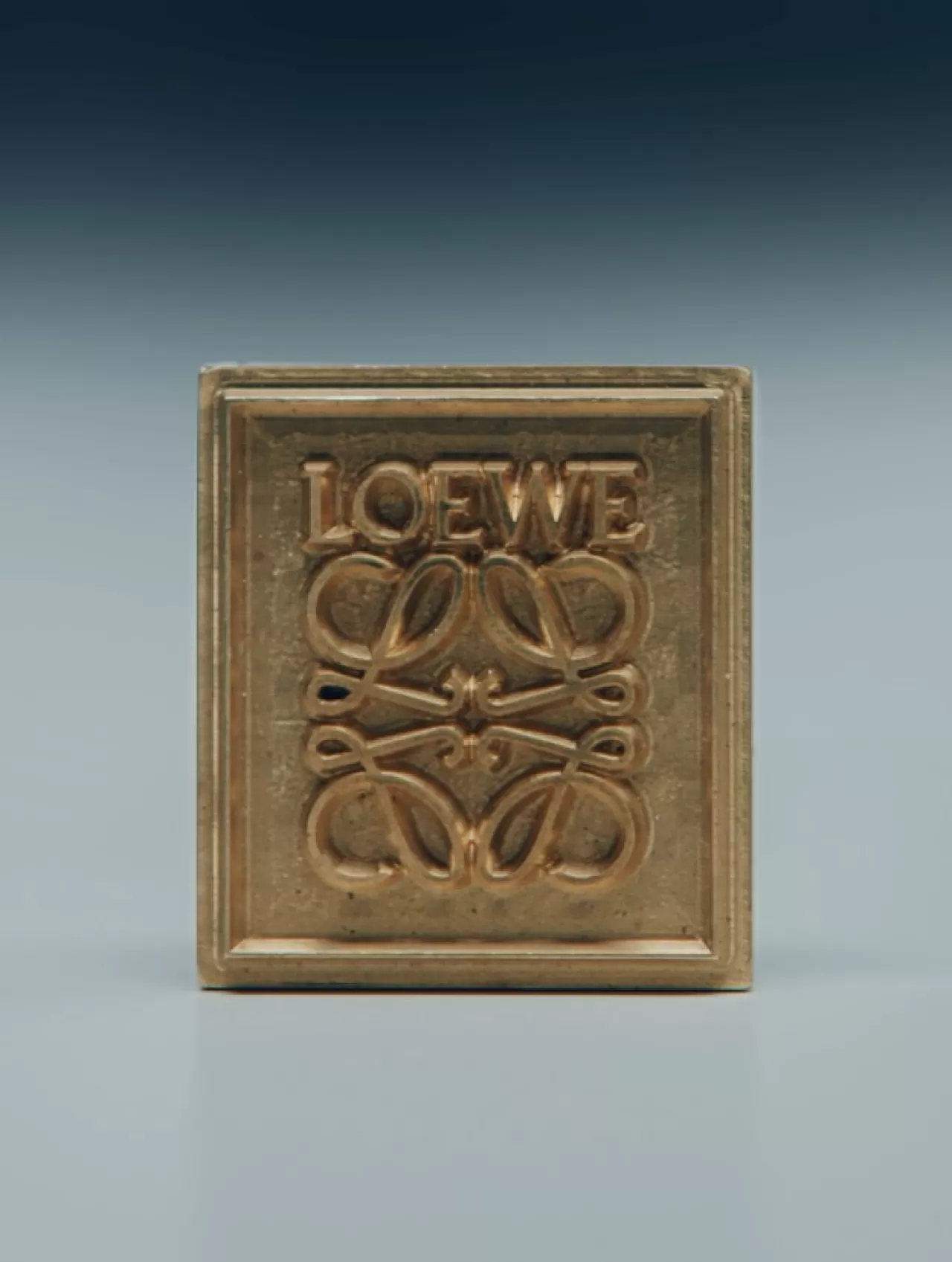 LOEWE, El Pleat Tekniği ile Tasarlanmış Yeni Biker Ceketini Tanıttı