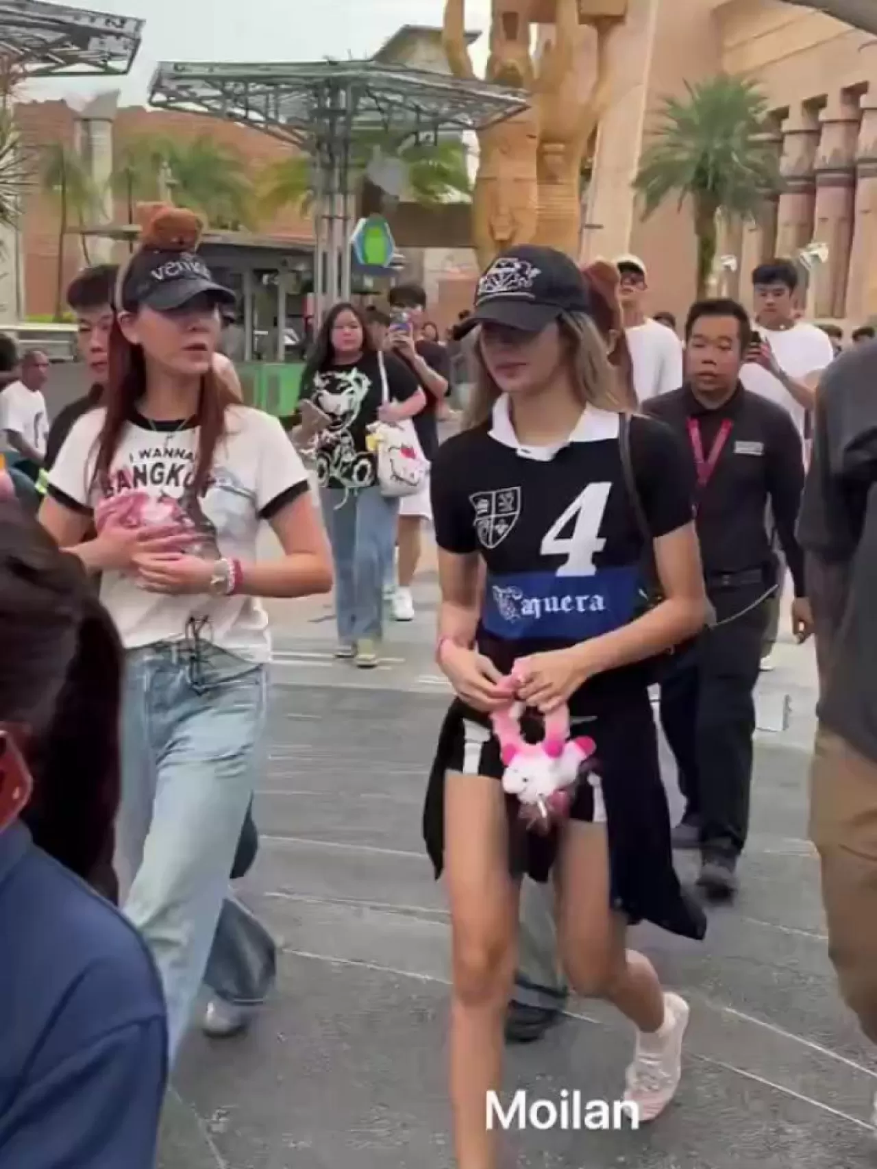 BlackPink Üyesi Lisa, Singapur'daki Universal Stüdyoları'nda Hayranlarıyla Buluştu