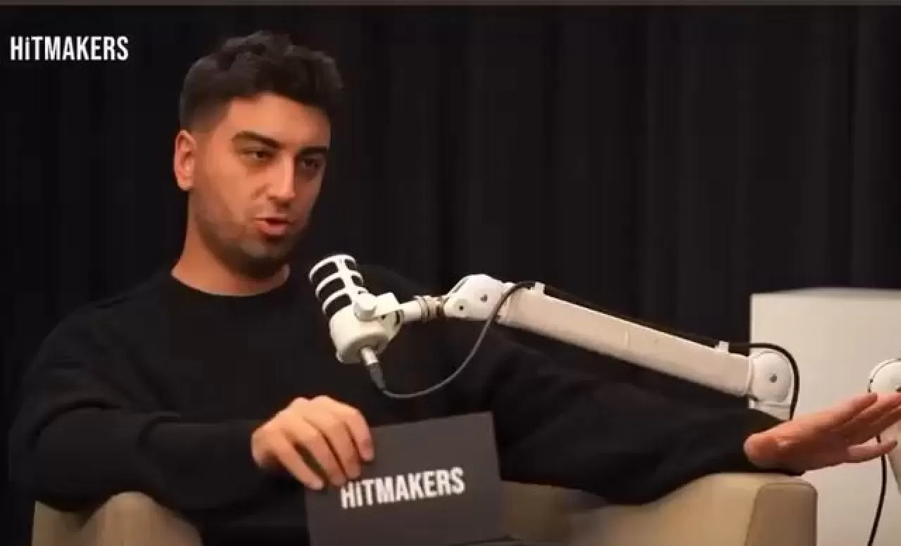 Mert Demir, Serenay Sarıkaya'ya Her Sabah Çiçek Götürdüğünü Açıkladı