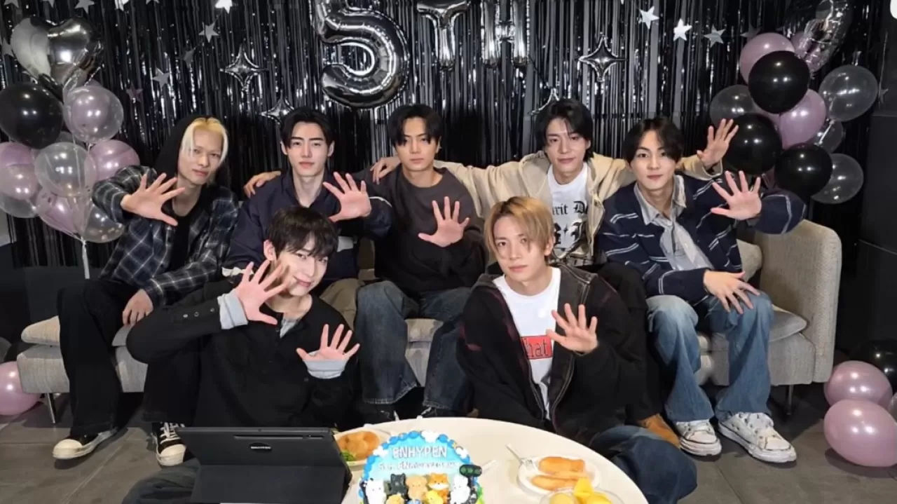 ENHYPEN, Weverse Canlı Yayınında Hayranlarıyla Buluştu