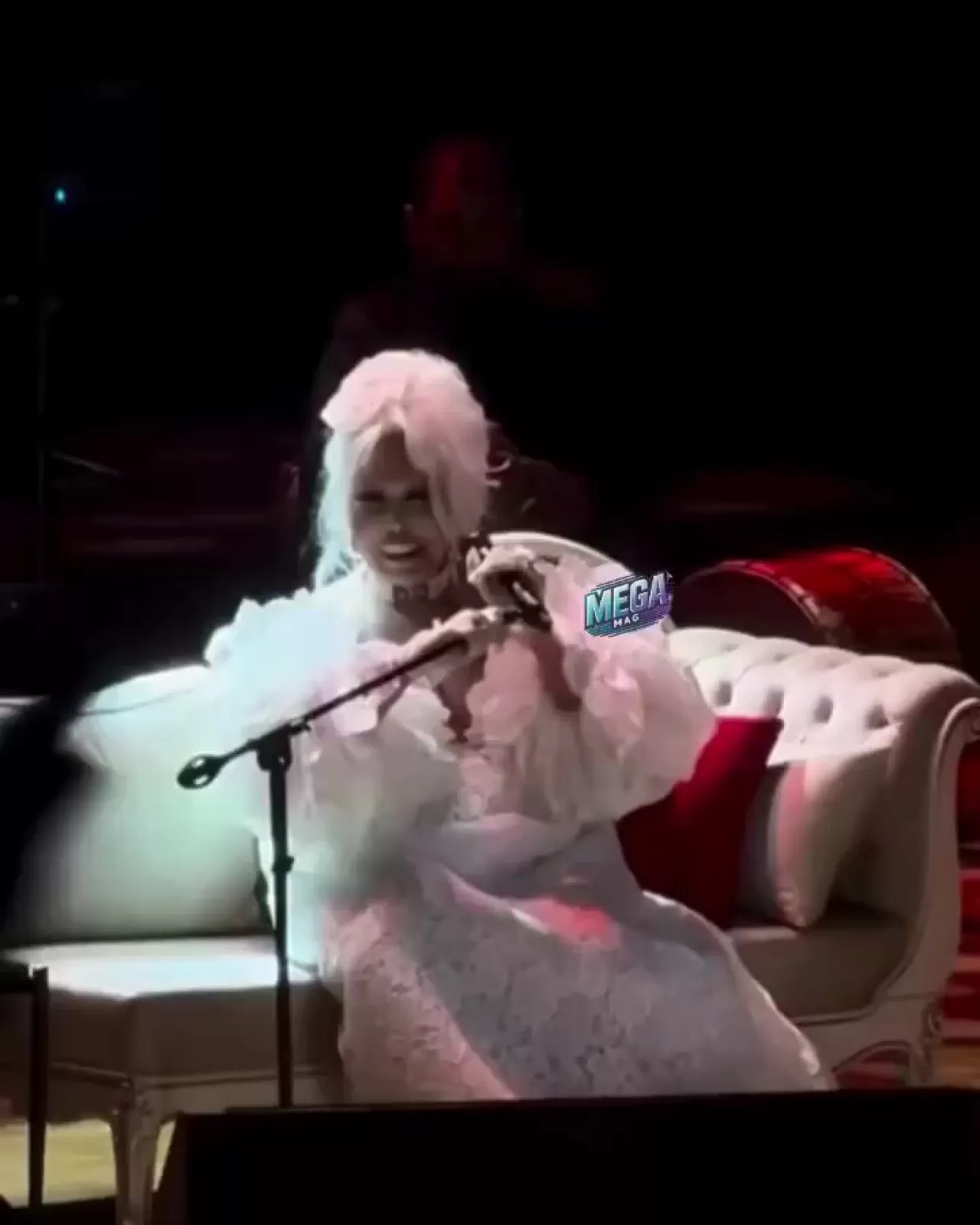 Bülent Ersoy Konserinde Mikrofonu Yere Fırlattı