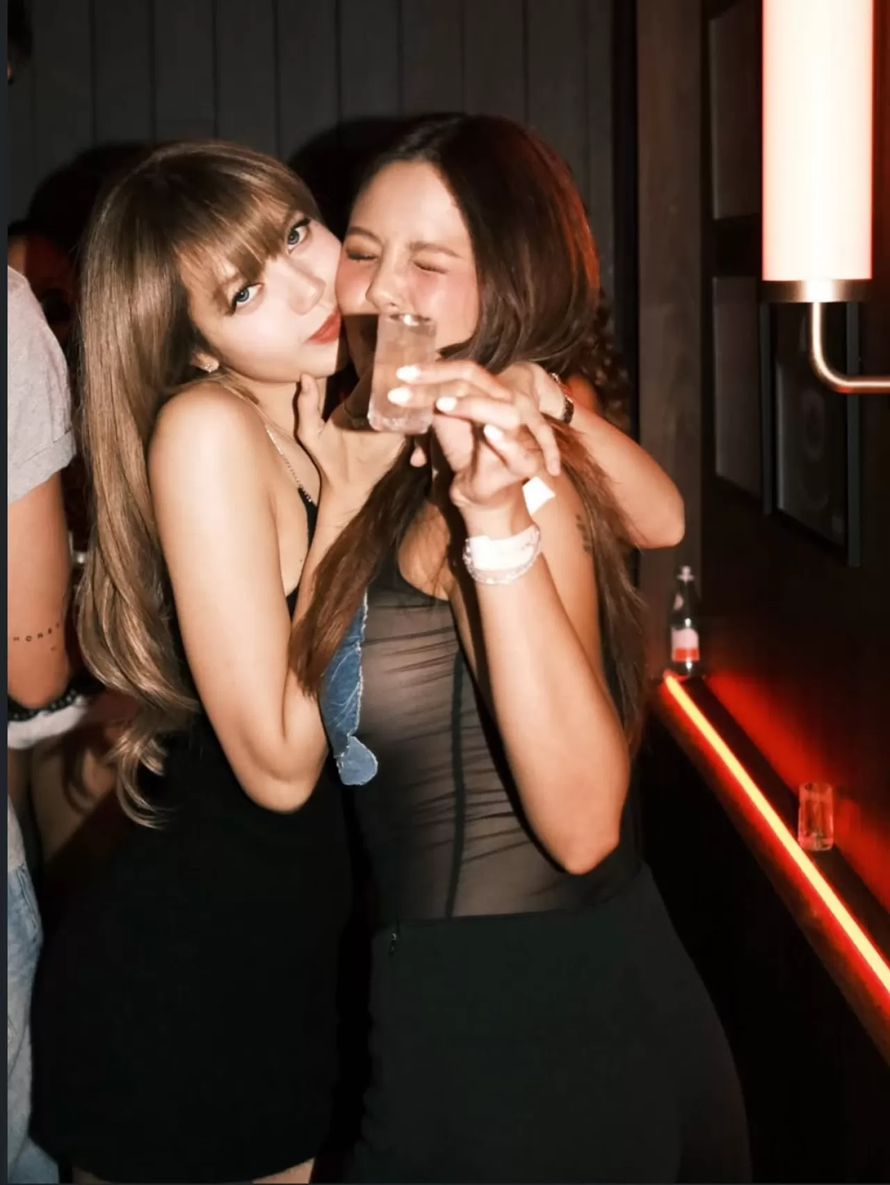 BLACKPINK Üyesi LISA, Taylandlı Şarkıcı Sorn ile Görüntülendi