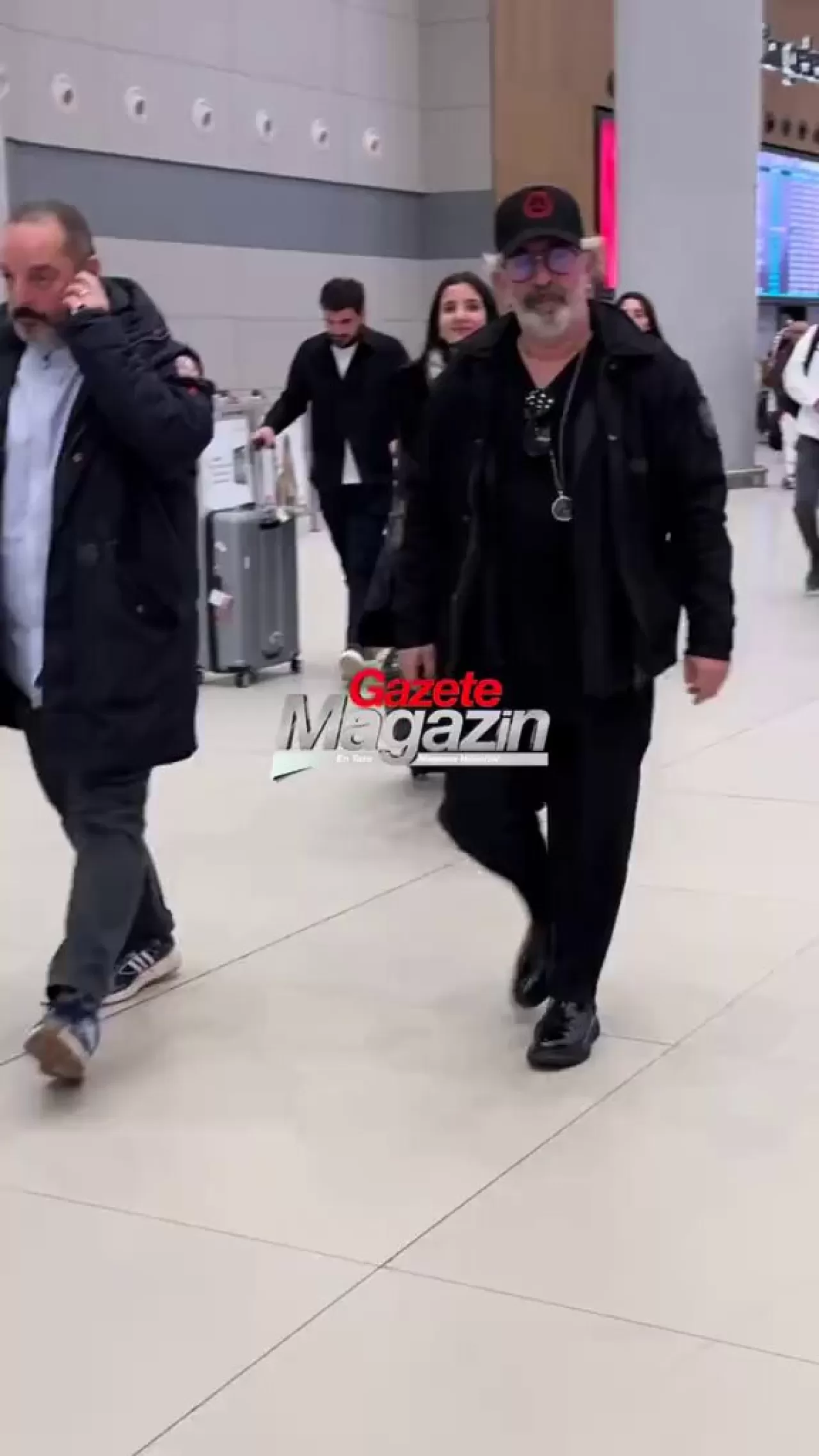 Cem Yılmaz Havaalanında Görüntülendi