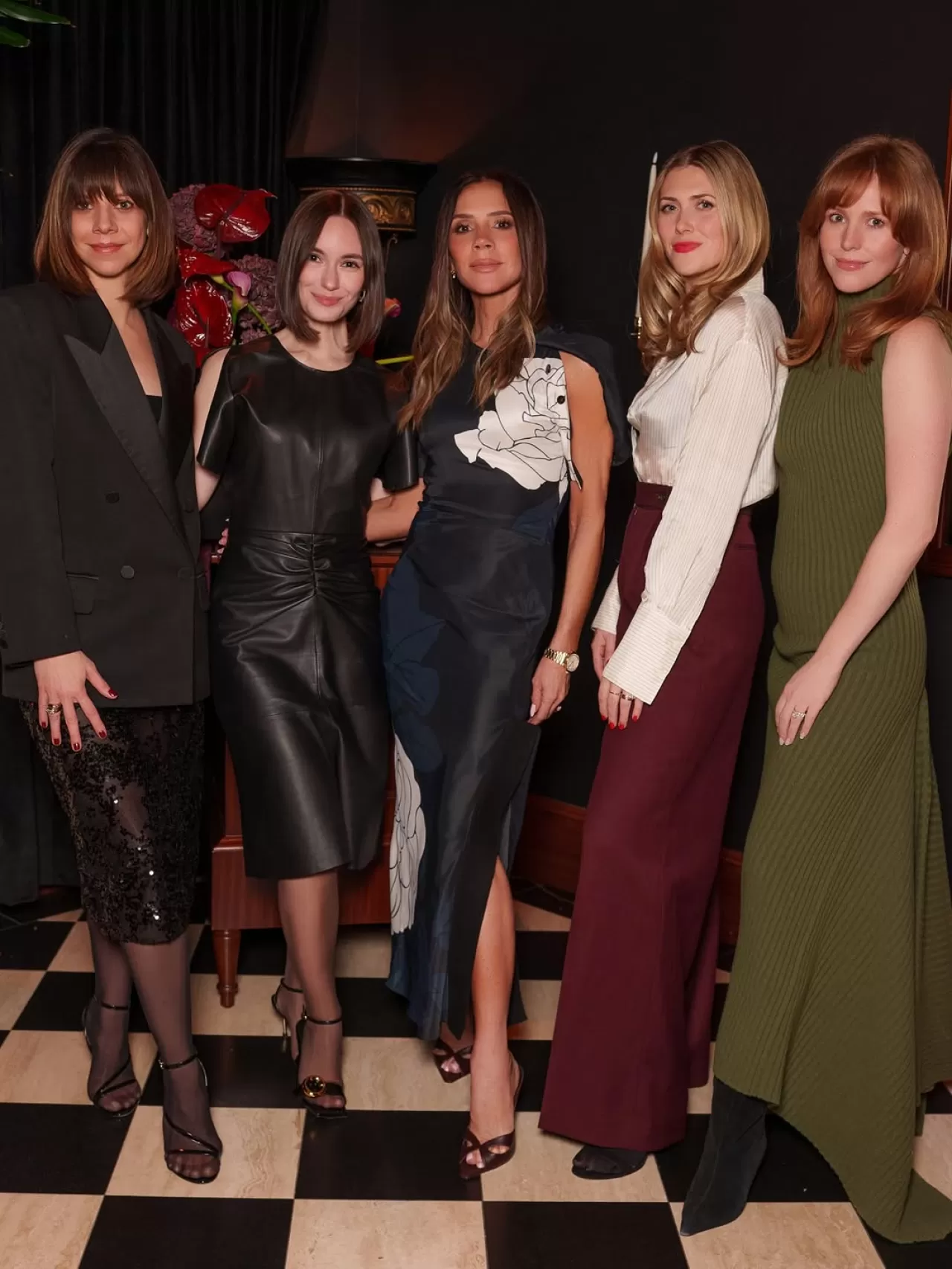 Victoria Beckham, New York'ta Victoria Beckham Beauty Ekibi ile Tatil Kutlaması Yaptı