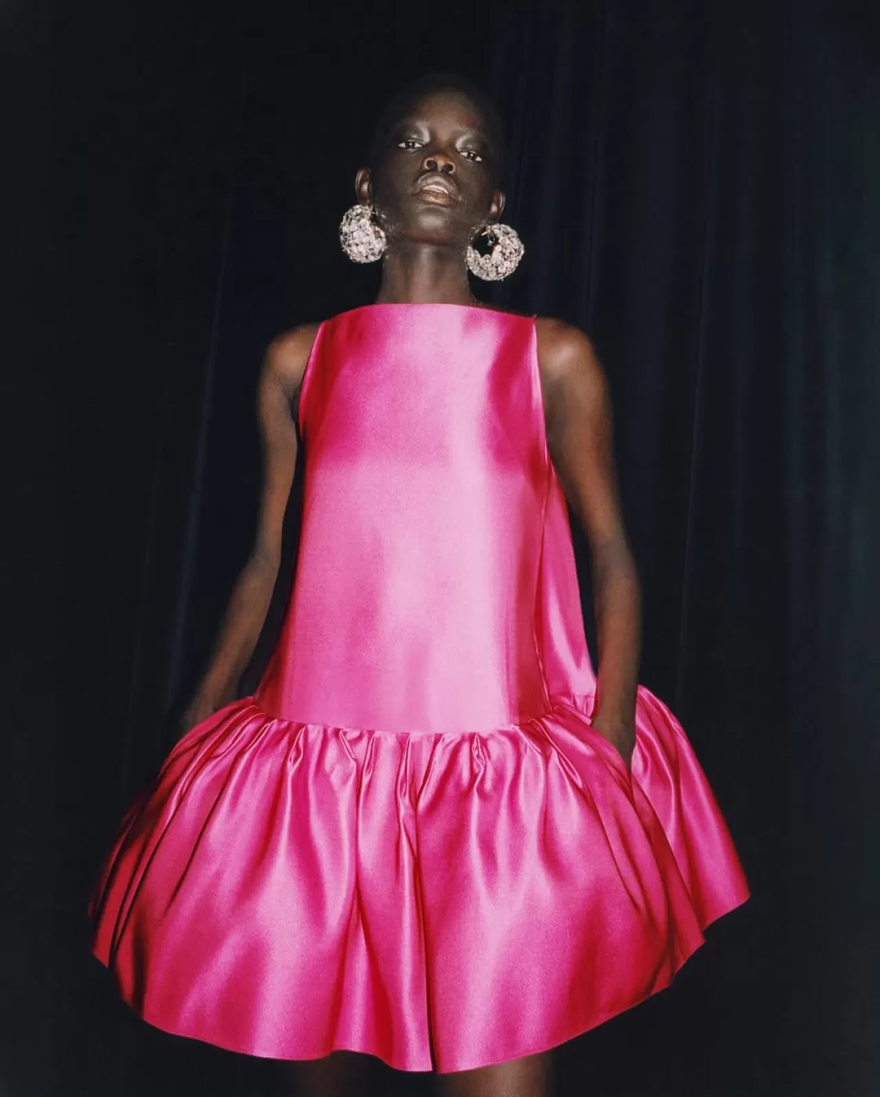 Givenchy, Sarah Burton Yönetiminde Bahar 2026 Koleksiyonu'ndan İhtişamlı Bir Görünüm Sunuyor