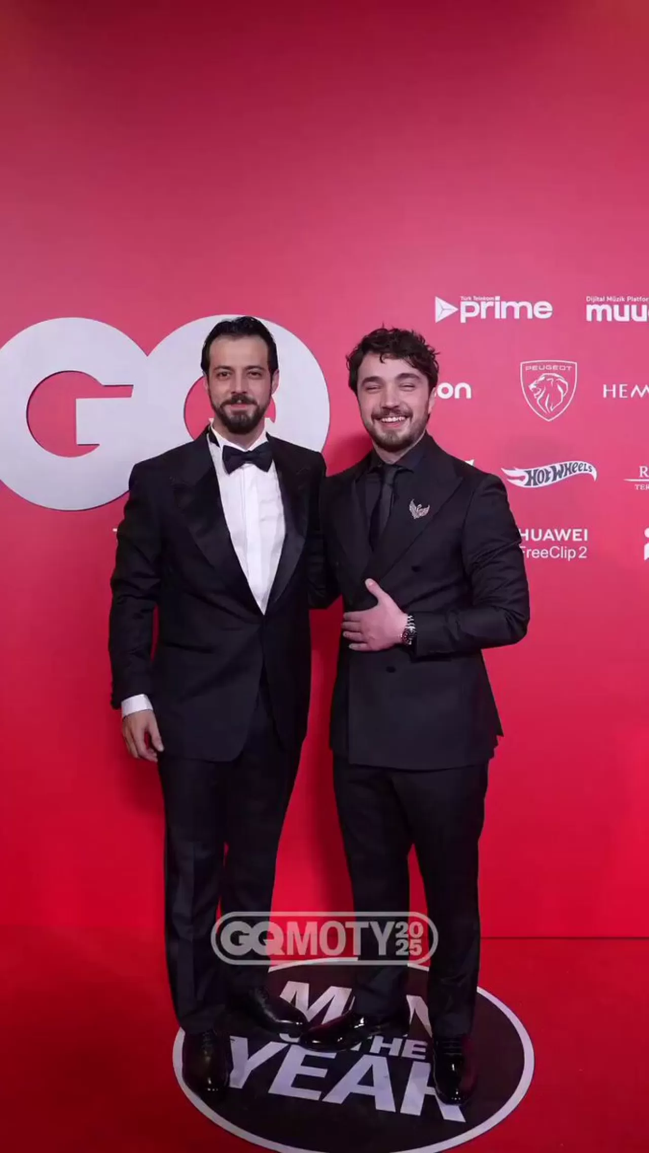 Mert Yazıcıoğlu ve Burak Dakak'a Ödül Gecesinde Anlamlı Ödüller Verildi