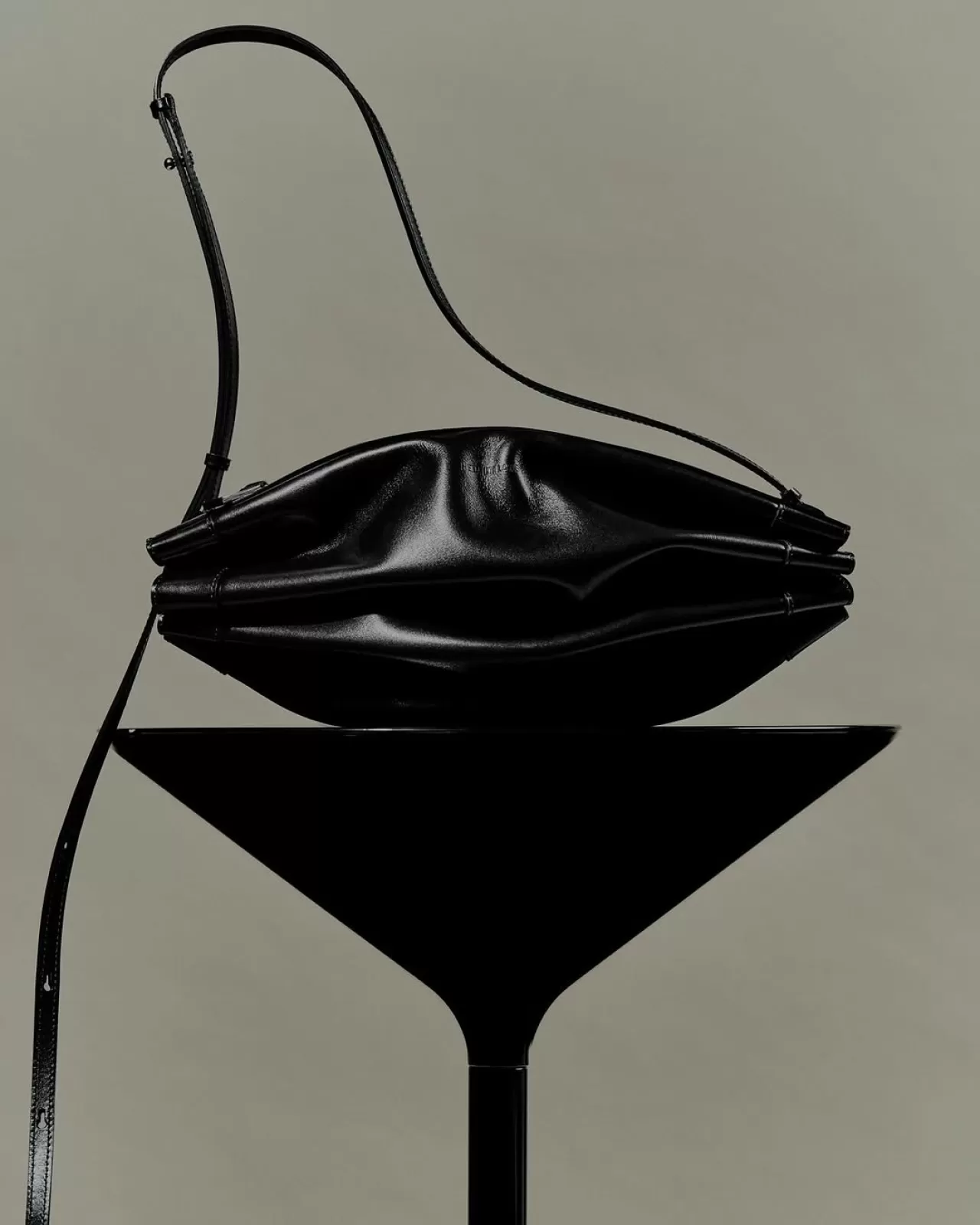 Helmut Lang Arşivinden Yeni Bir Çanta: Bouee Bag Piyasaya Sürüldü