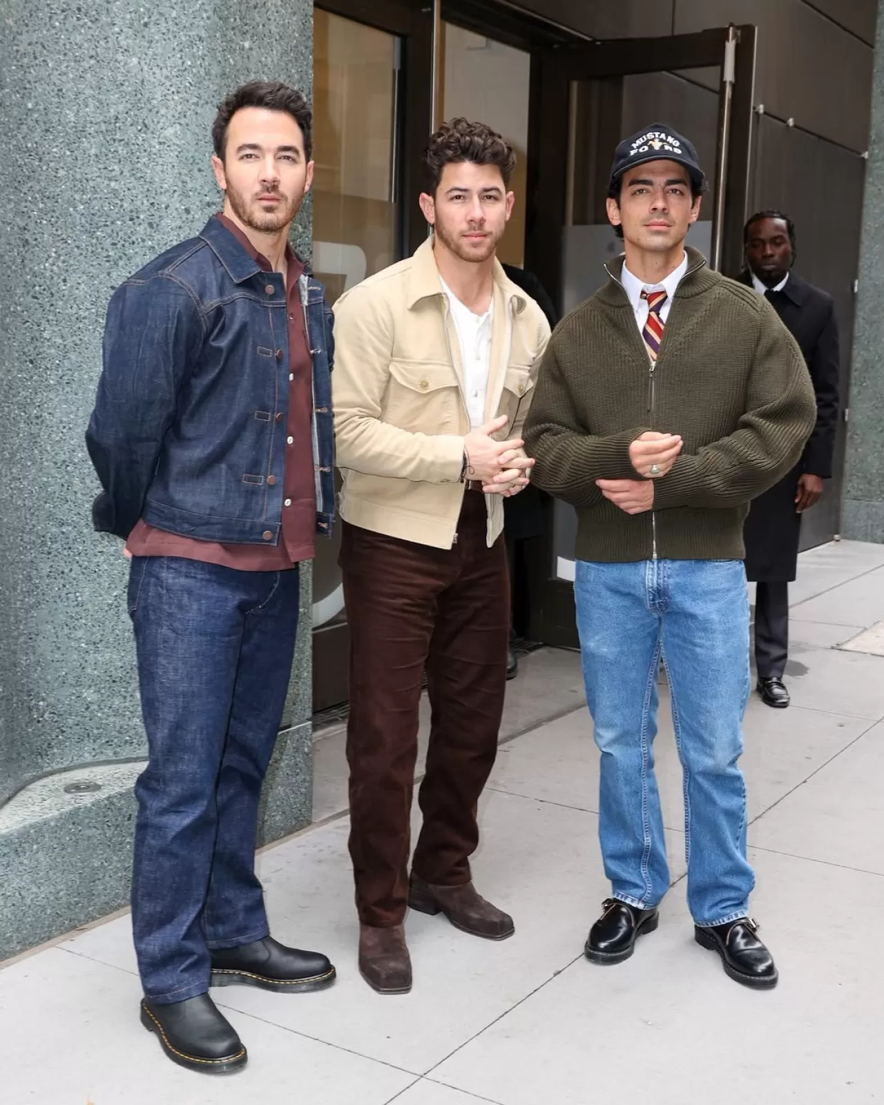 Jonas Brothers'tan Yılbaşı Partileri İçin Stil İlhamı