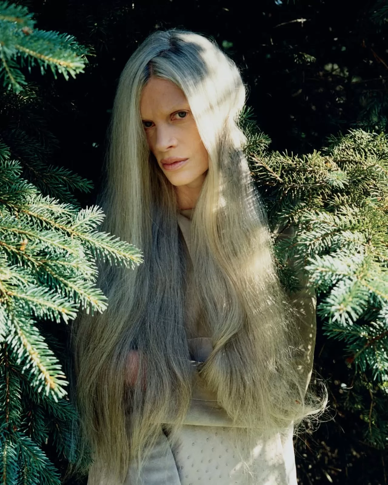 Kristen McMenamy'nin Dazed İçin Çekilen Orman Temalı Kapak Fotoğrafları Gündemde