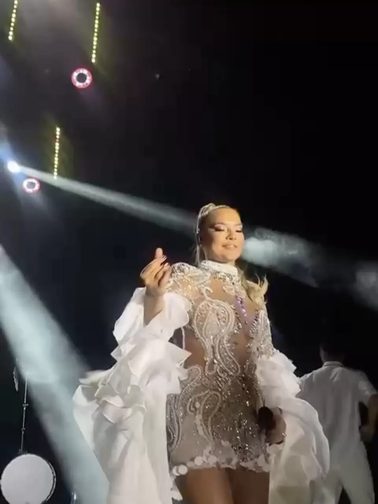 Demet Akalın, Bakü'de Muhteşem Bir Performans Sergiledi