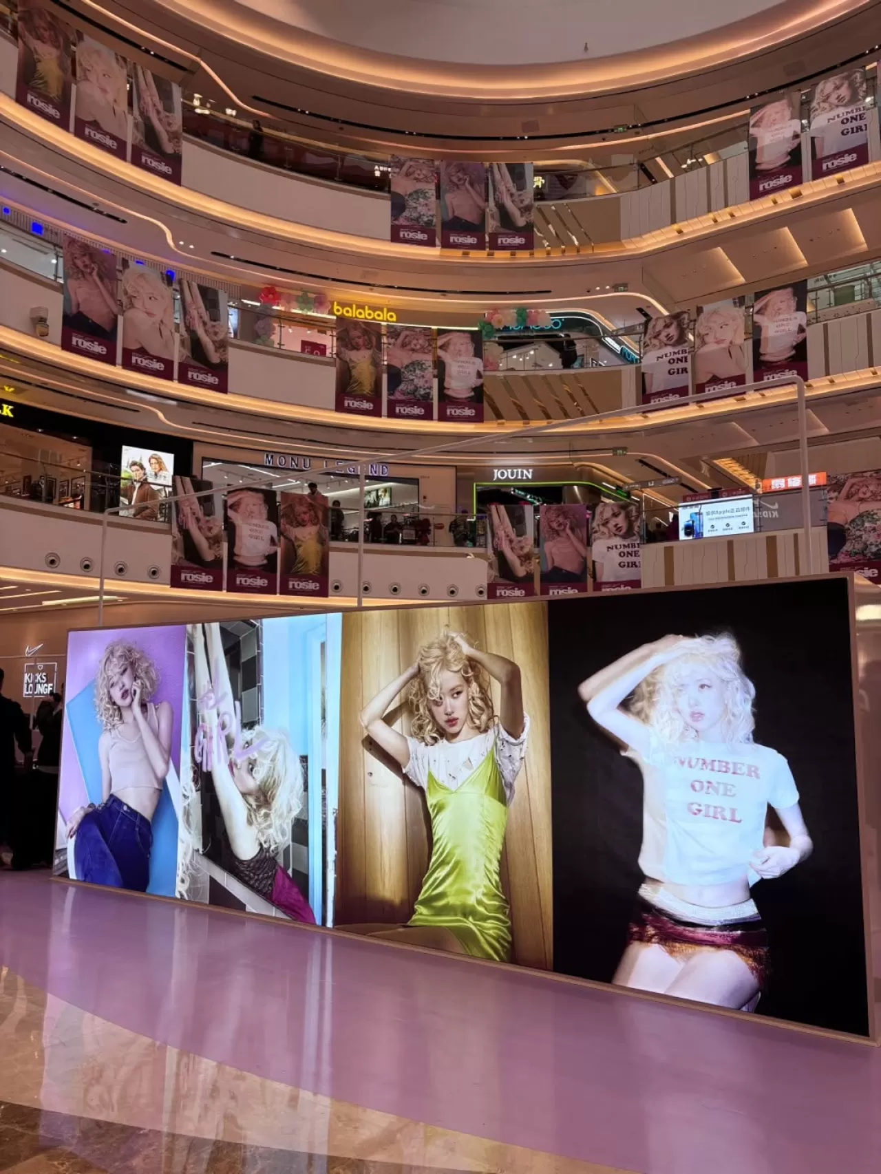 BLACKPINK Üyesi ROSÉ'nin 'Rosie' Albümü için Chengdu'da Özel Pop-Up Etkinliği Düzenlendi