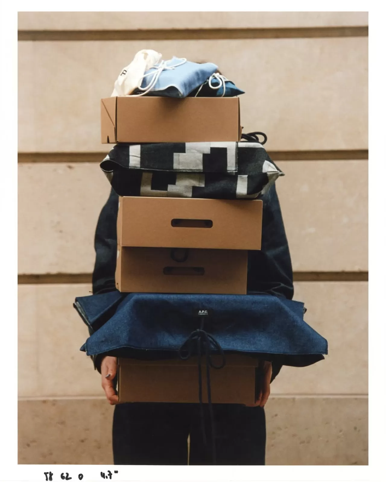 APC, Tatil Döneminde Mağazalarında Ücretsiz Kumaş Hediye Paketleme Hizmeti Sunuyor