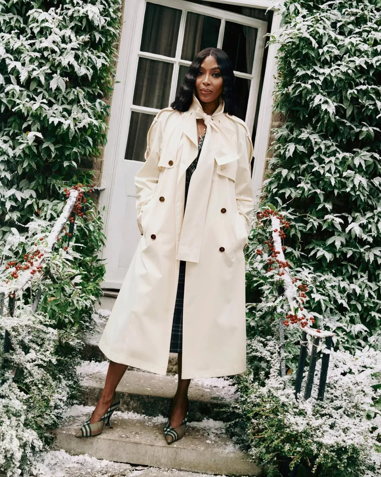 Burberry'nin Yeni Silueti: Naomi Campbell Trerose Trençkotu ile Sahne Aldı