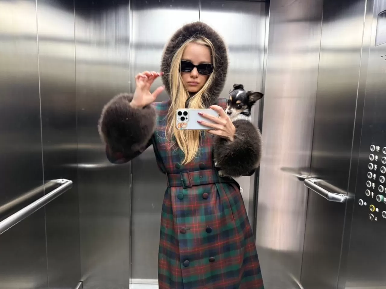 Moda İkonu Maddie Jean Waterhouse'tan "Athella Coat" Etkisi