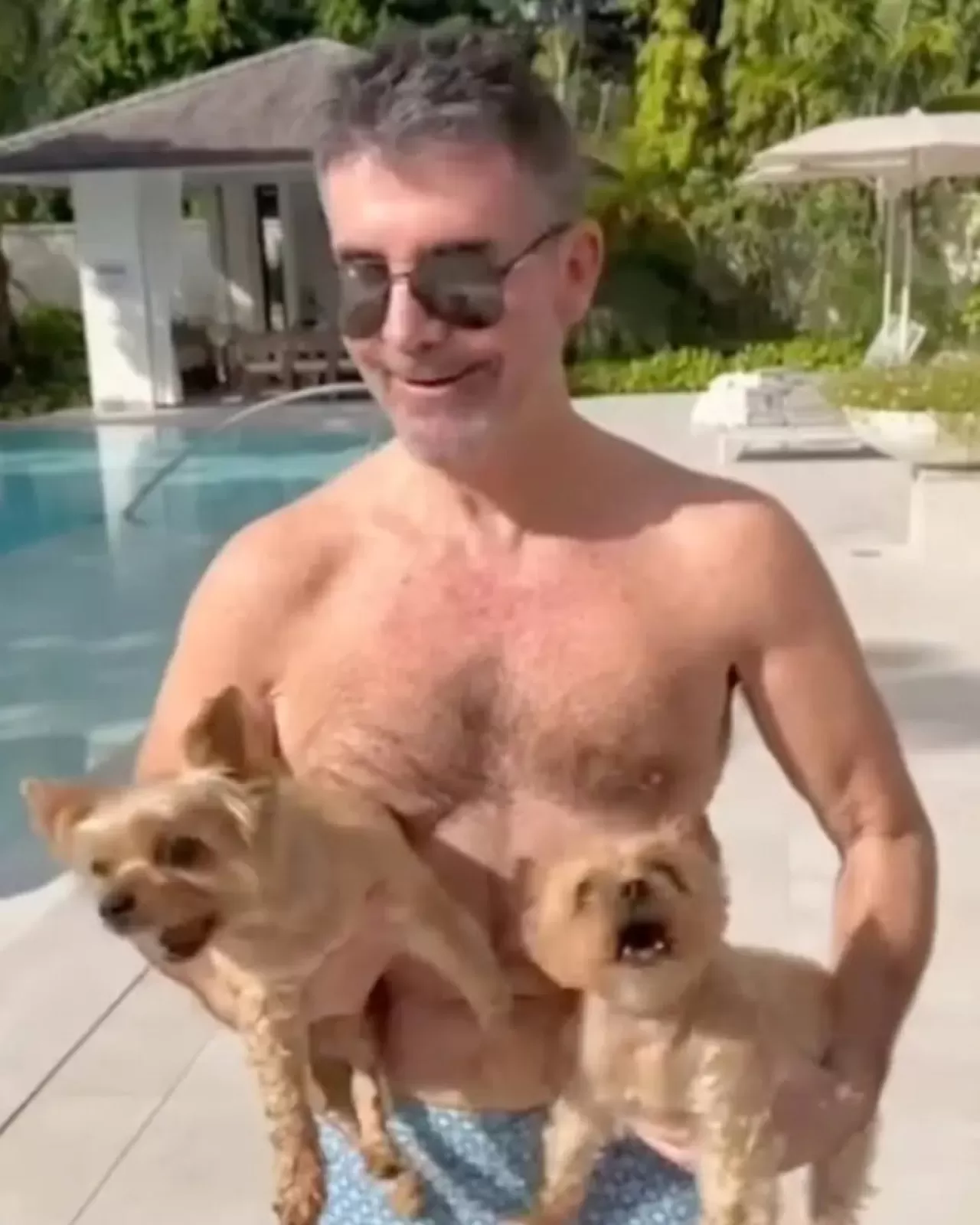 Simon Cowell'dan Havuz Başından Noel Mesajı