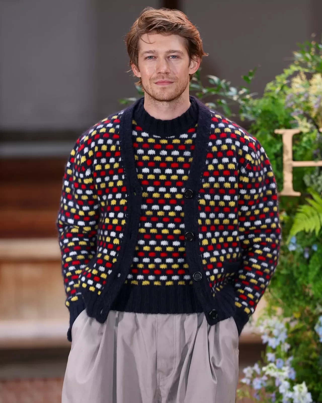 Joe Alwyn, Londra'da İki Kat Örgü Stiliyle Dikkat Çekti