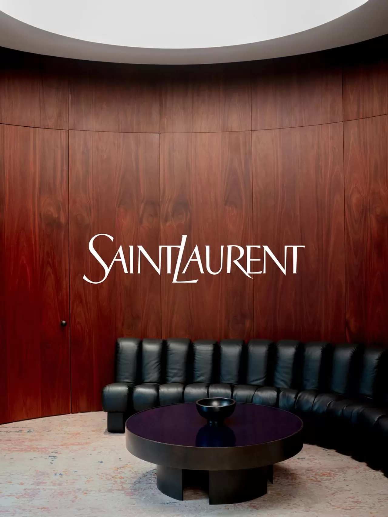 Saint Laurent'ın Montaigne Bulvarı'ndaki Yeni Butiği Üç Katlı Bir Mimari Deneyim Sunuyor