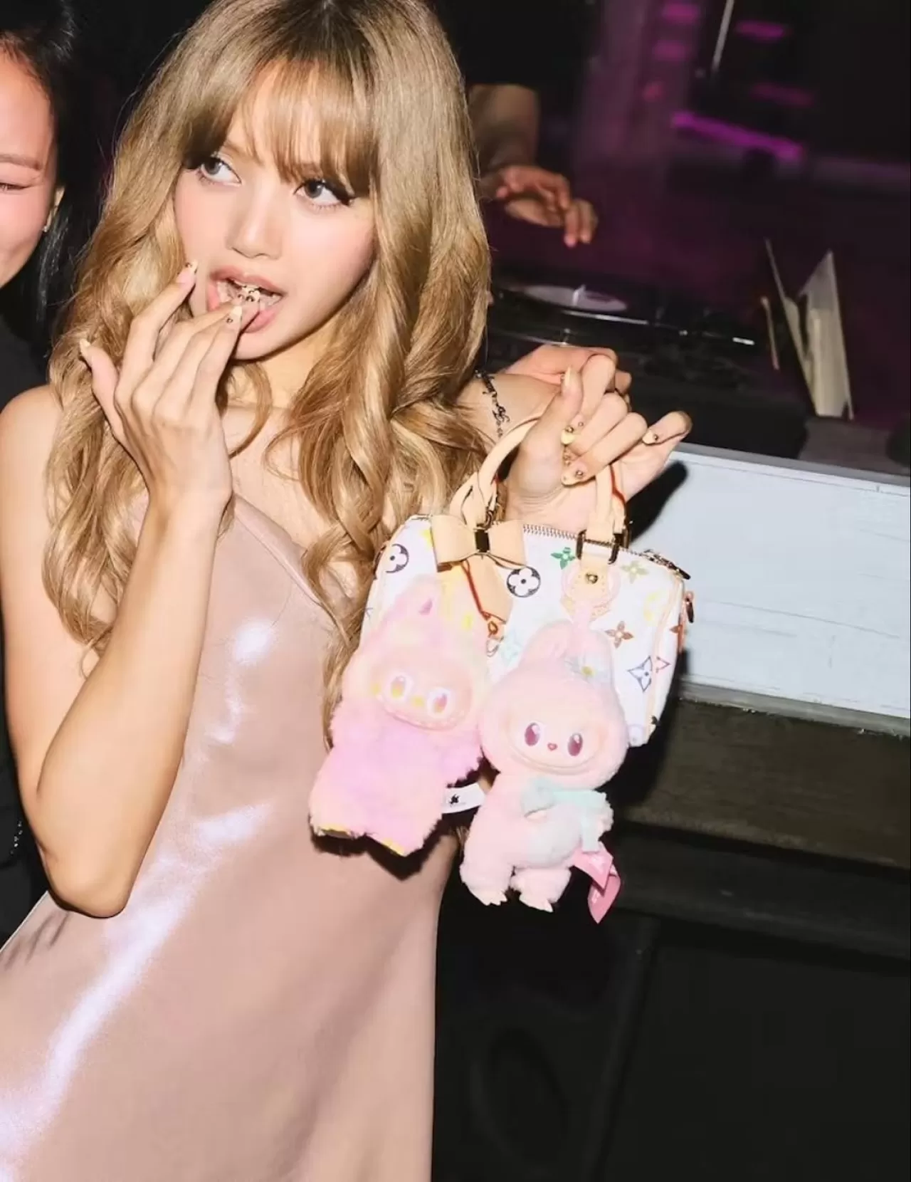 BLACKPINK Üyesi LISA'nın Desteği, Labubu Karakterine 