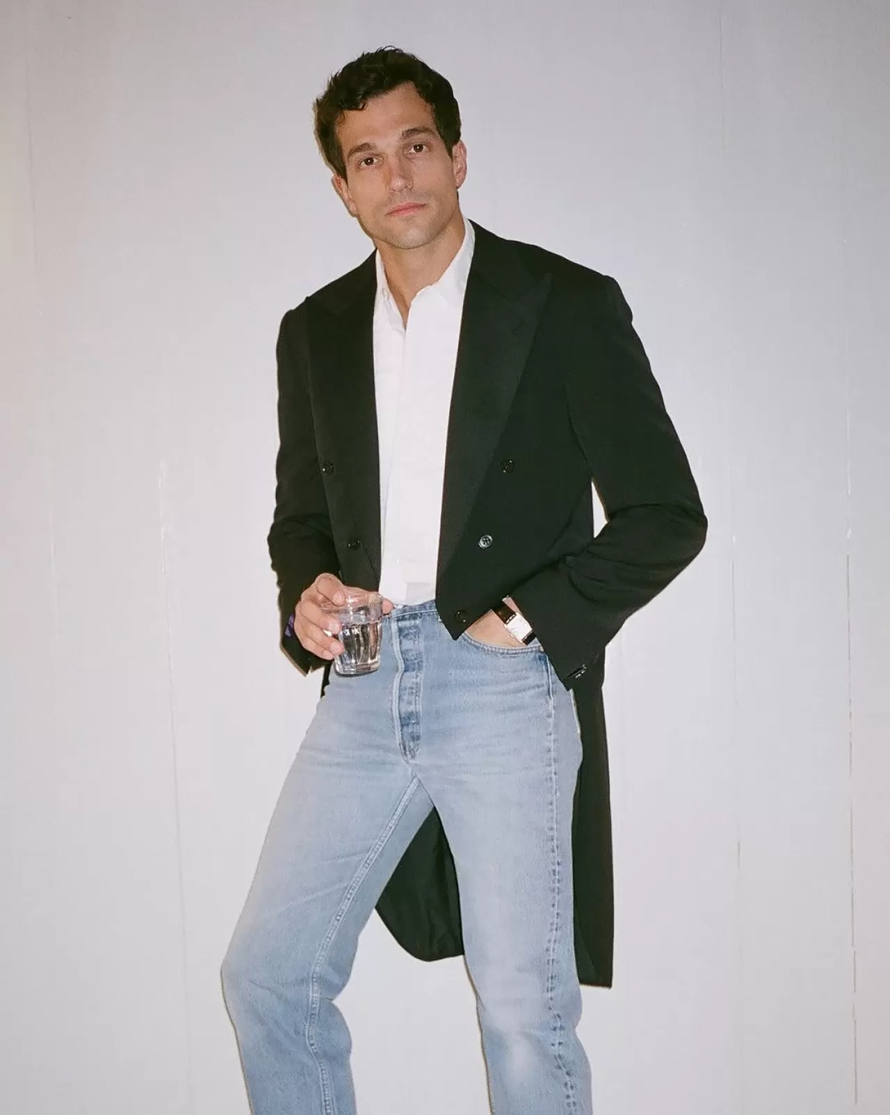 Paul Kelly, Interview Magazine'nin Kış 2025 Sayısında Ralph Lauren'in Mor Etiket Kuyruklu Ceketi ile Görülüyor