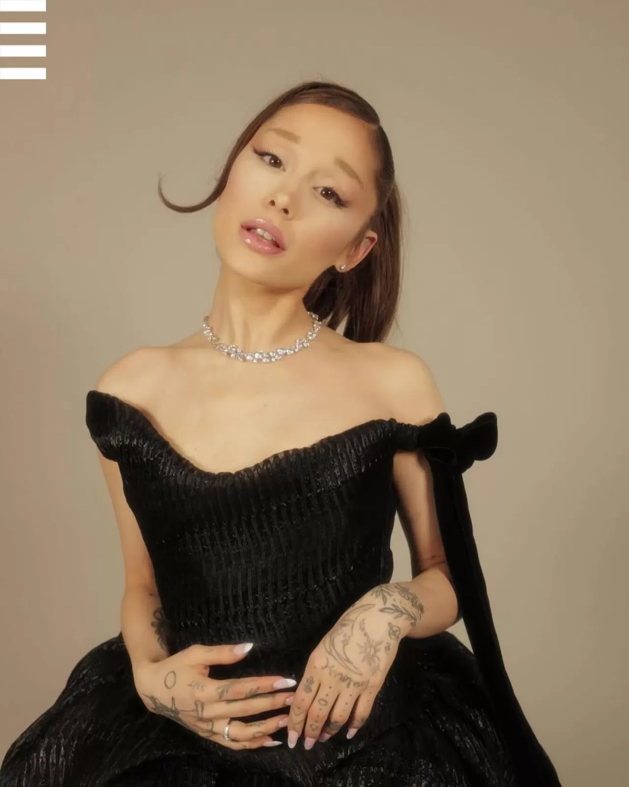 Ariana Grande, Golden Globes'ta REM Beauty Ürünleriyle Sahne Aldı