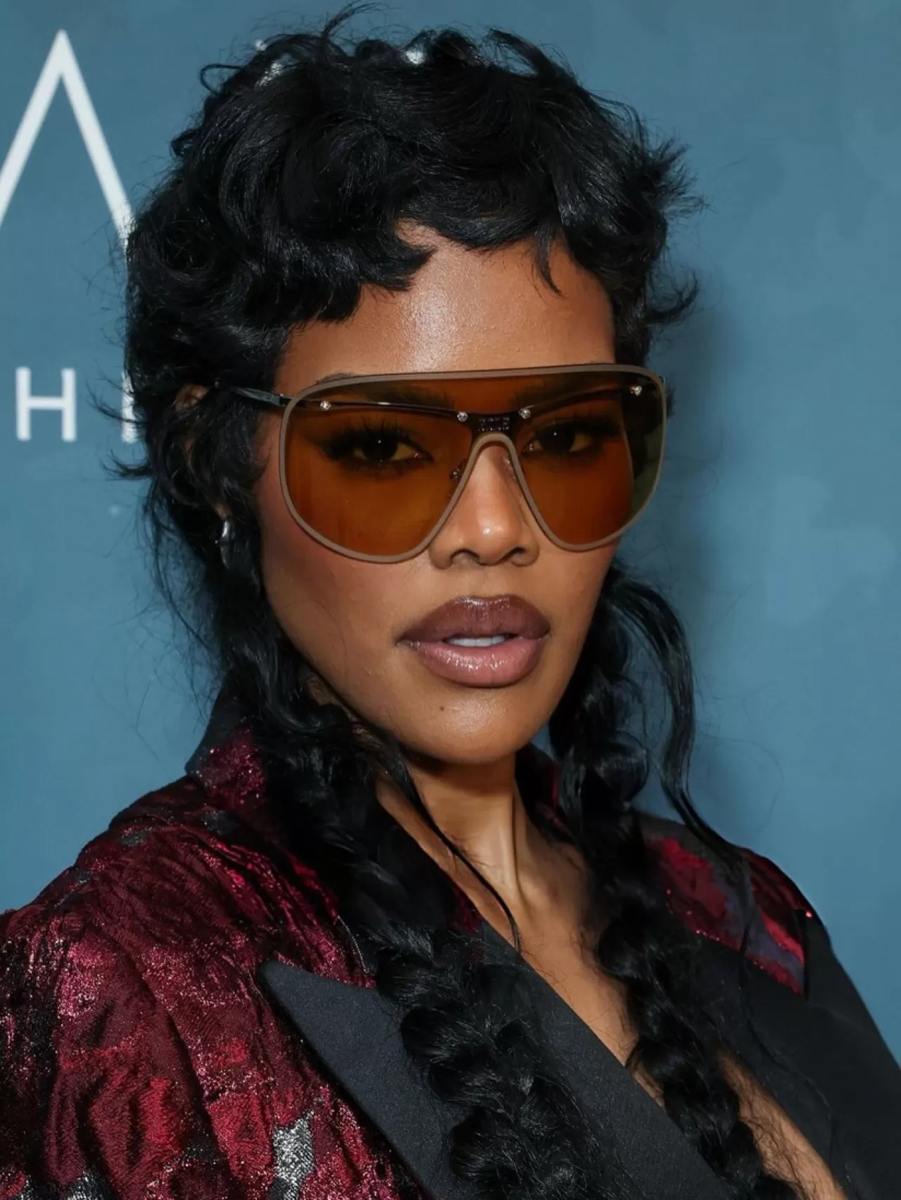 Teyana Taylor, Altın Rengi 'Shield' Güneş Gözlükleri ile Ön Golden Globes Partisinde Dikkat Çekti