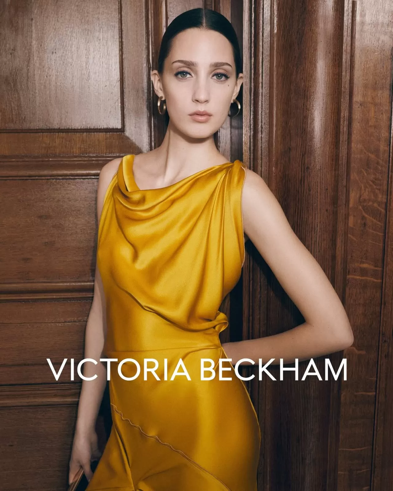 Victoria Beckham'dan 'Radiance' Koleksiyonu: Baharın 'Gün Batımı Sarısı' Rengi Öne Çıkıyor