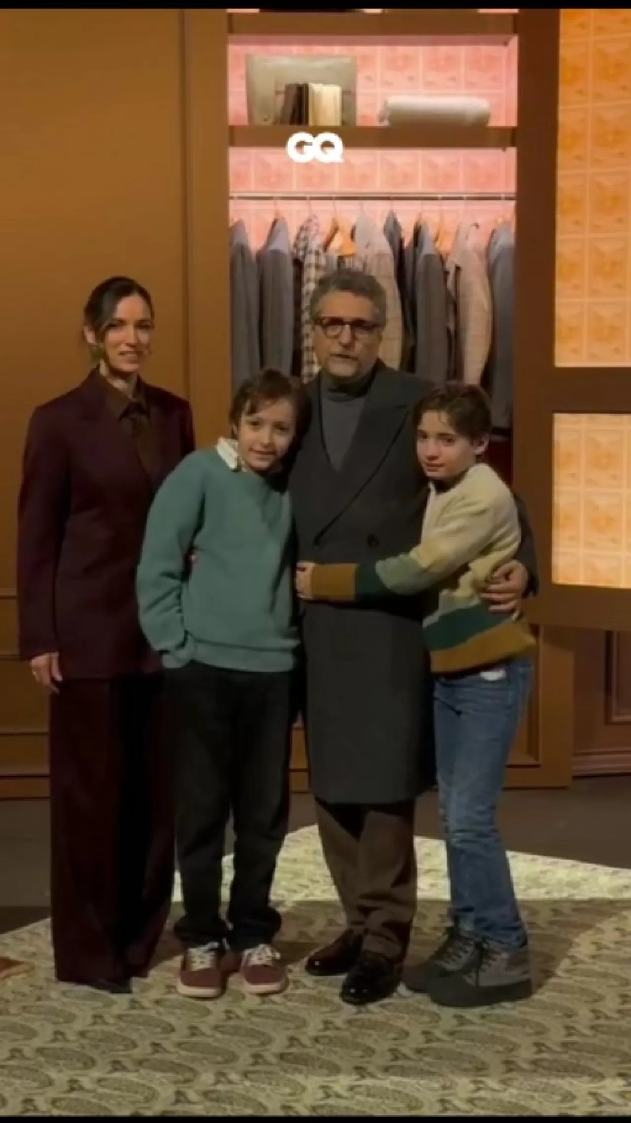 Kleber Mendonca Filho ve Ailesi, Milano Moda Haftası'nda Zegna Defilesinde Görüldü