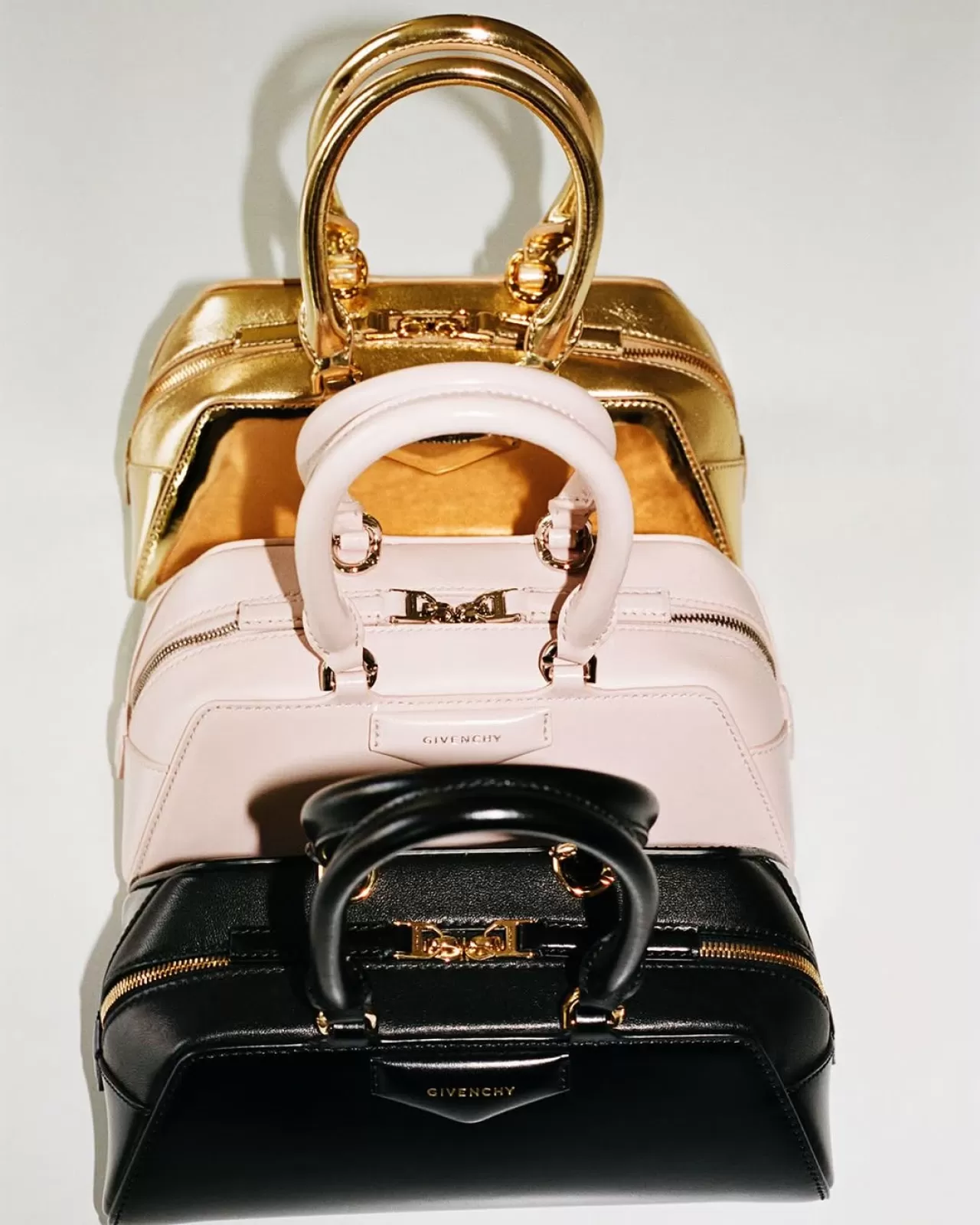 Givenchy, Sarah Burton Yönetiminde Antigona East-West Çantasını Tanıttı