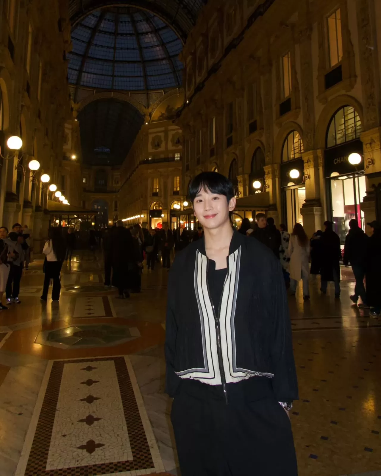 Jung Hae In Milano'da Dolce & Gabbana'nın Moda Haftası Etkinliğine Katıldı
