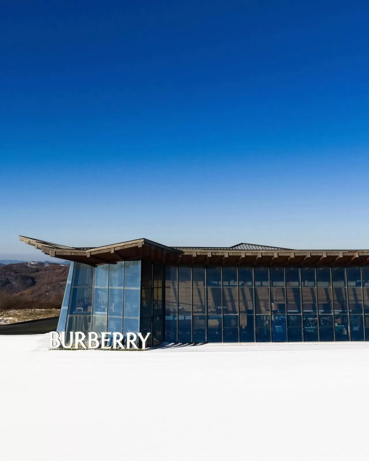 Burberry, Chongli'de Kayak Temalı Pop-Up Mağaza Açtı