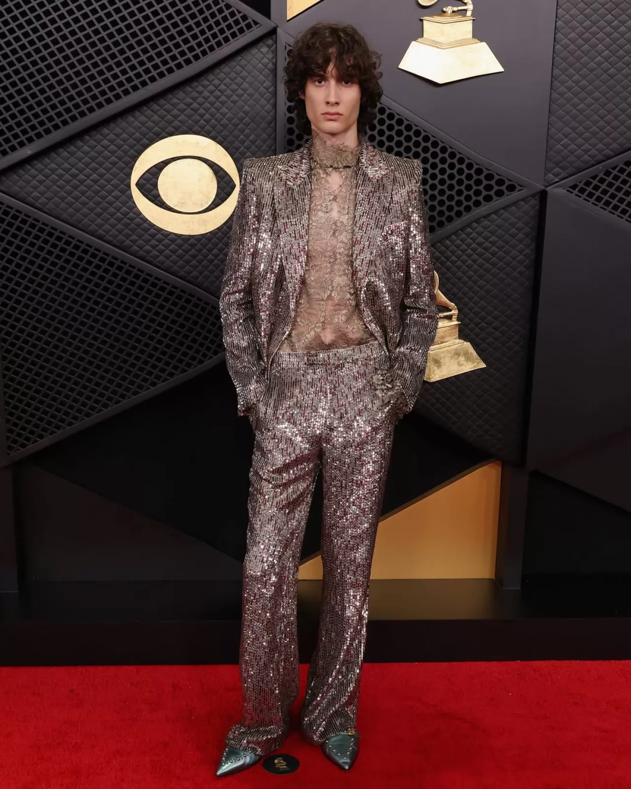 Grammy Ödüllerinde Göz Alıcı Stil: Sabrina Carpenter'ın Işıltılı Sahne Performansı