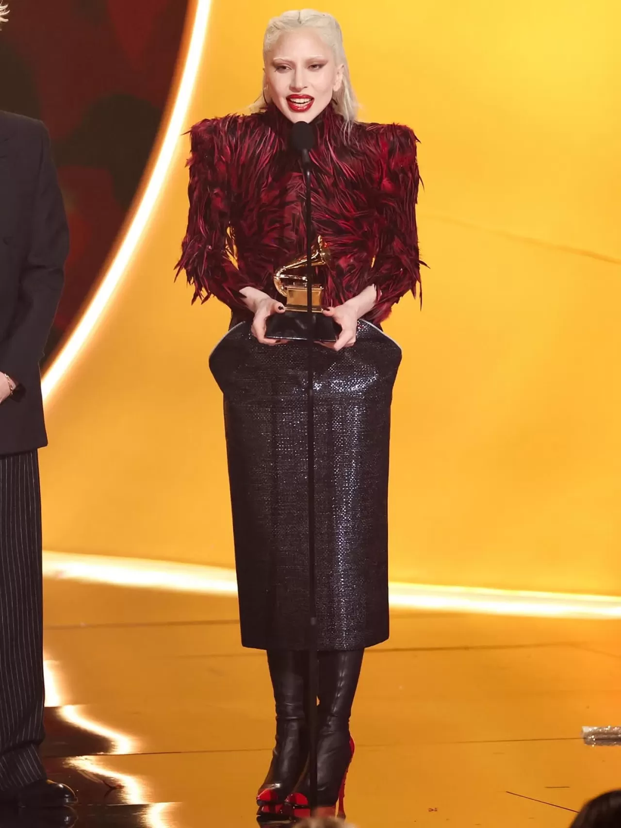 Lady Gaga, Grammy Ödül Töreninde Alexander McQueen Tasarımıyla Dikkat Çekti