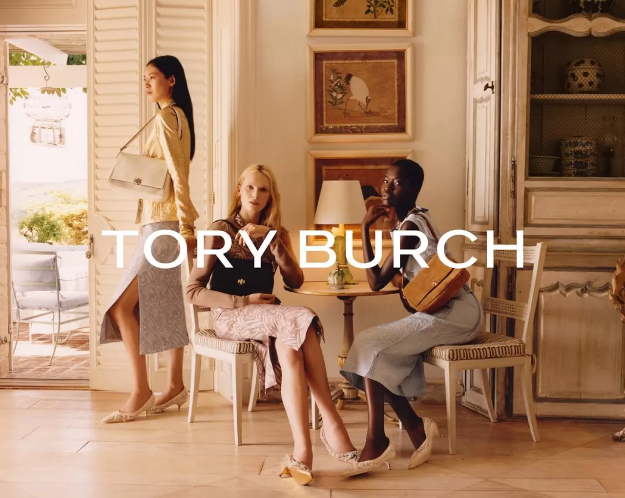 Tory Burch'ün SS26 Koleksiyonu Zamansız Bir Neşeyi Yansıtıyor