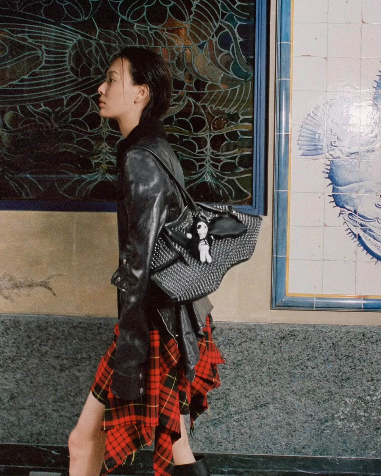 Alexander McQueen'in Ön Koleksiyonundan İlham Verici Detaylar: Manta ve Sid Doll