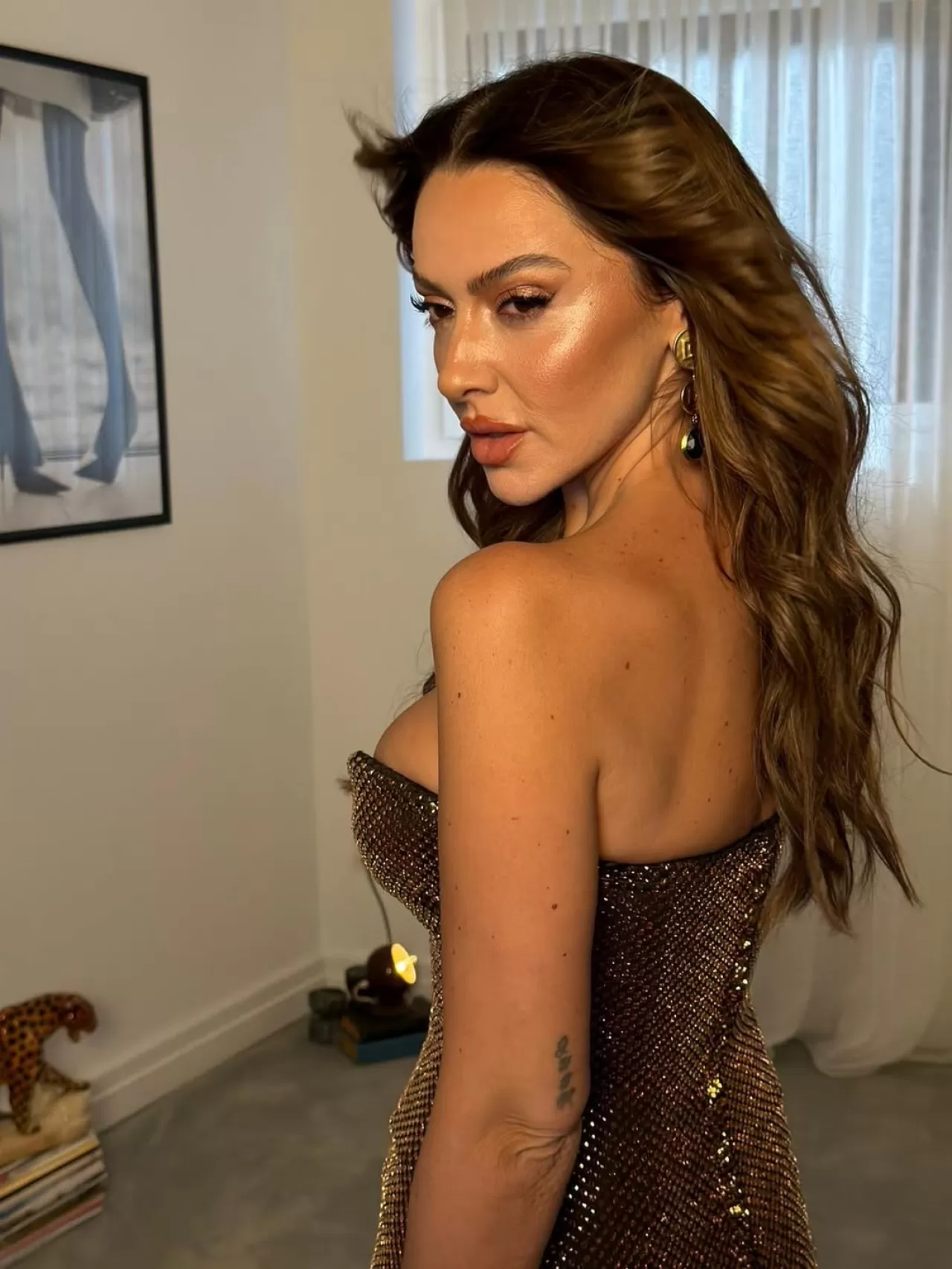 Hadise'nin Gece Puslu Şarkısı Trendlerde