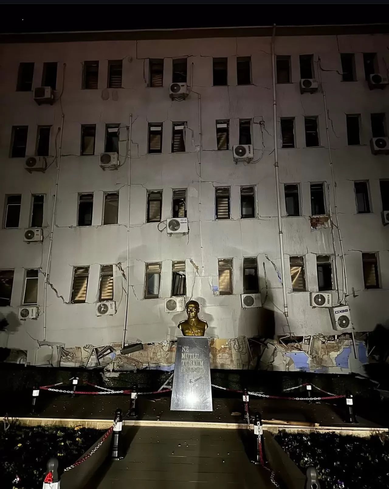 Oğuzhan Uğur, Hatay'daki Deprem Anını Fotoğrafla Anlattı