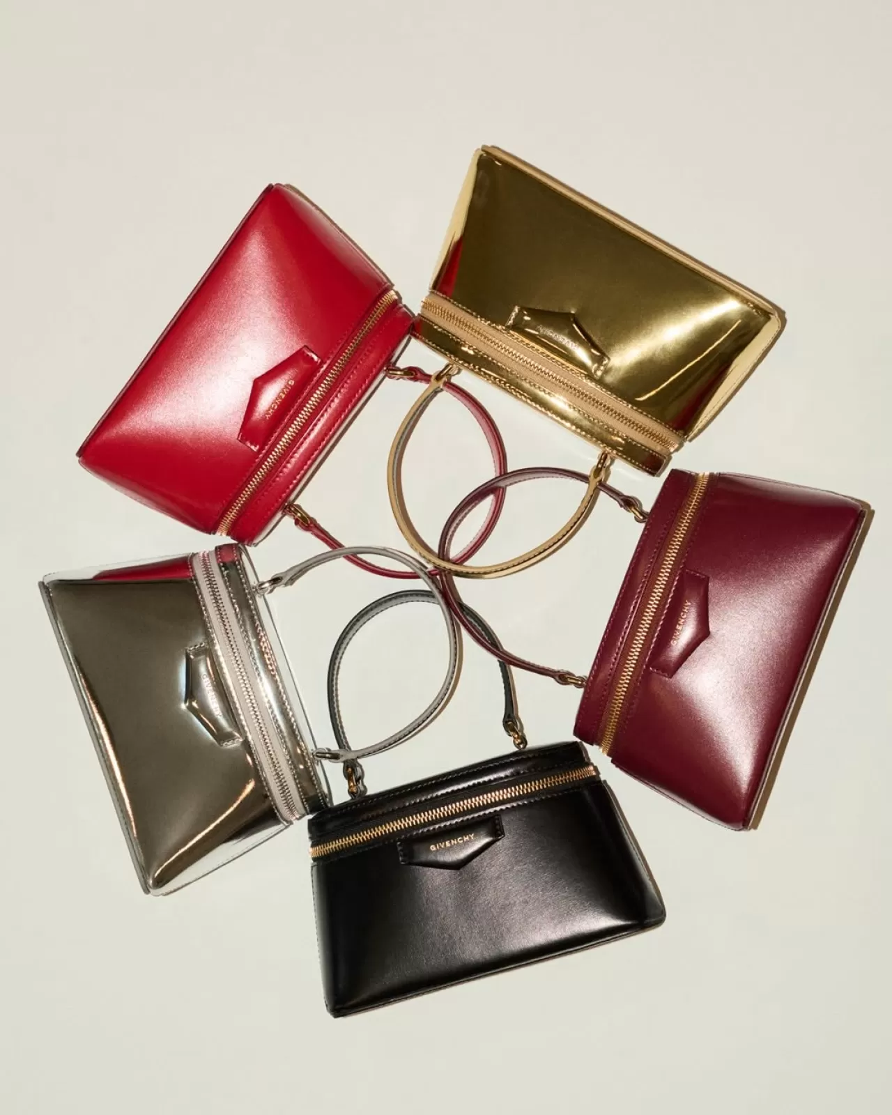 Givenchy'nin İkonik Vanity Çantası, Sarah Burton Döneminde Yeniden Yorumlandı