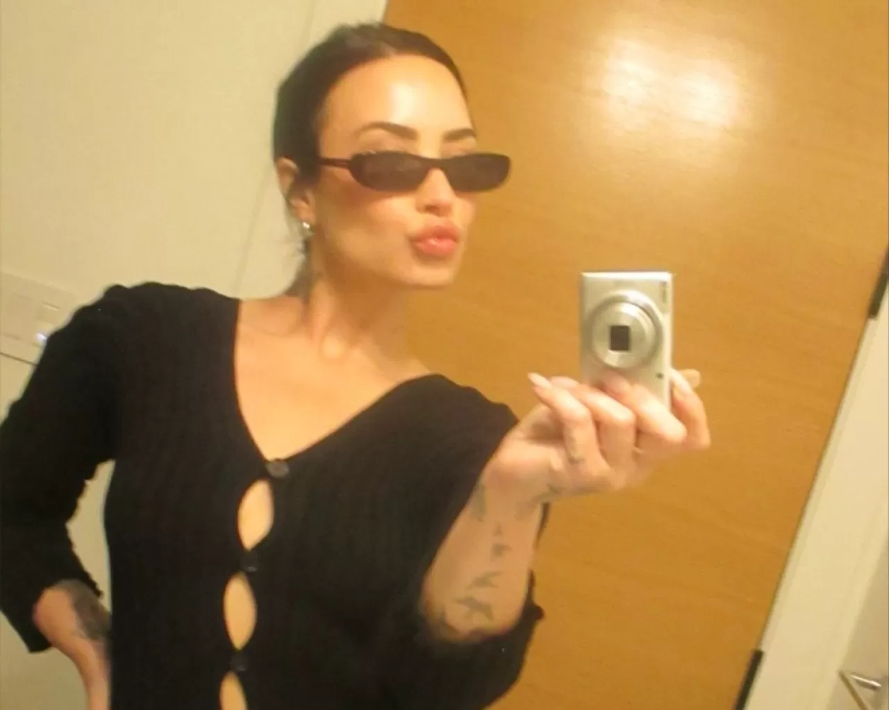 Demi Lovato'nun Günlük Makyaj Çantasının Vazgeçilmezi Ortaya Çıktı