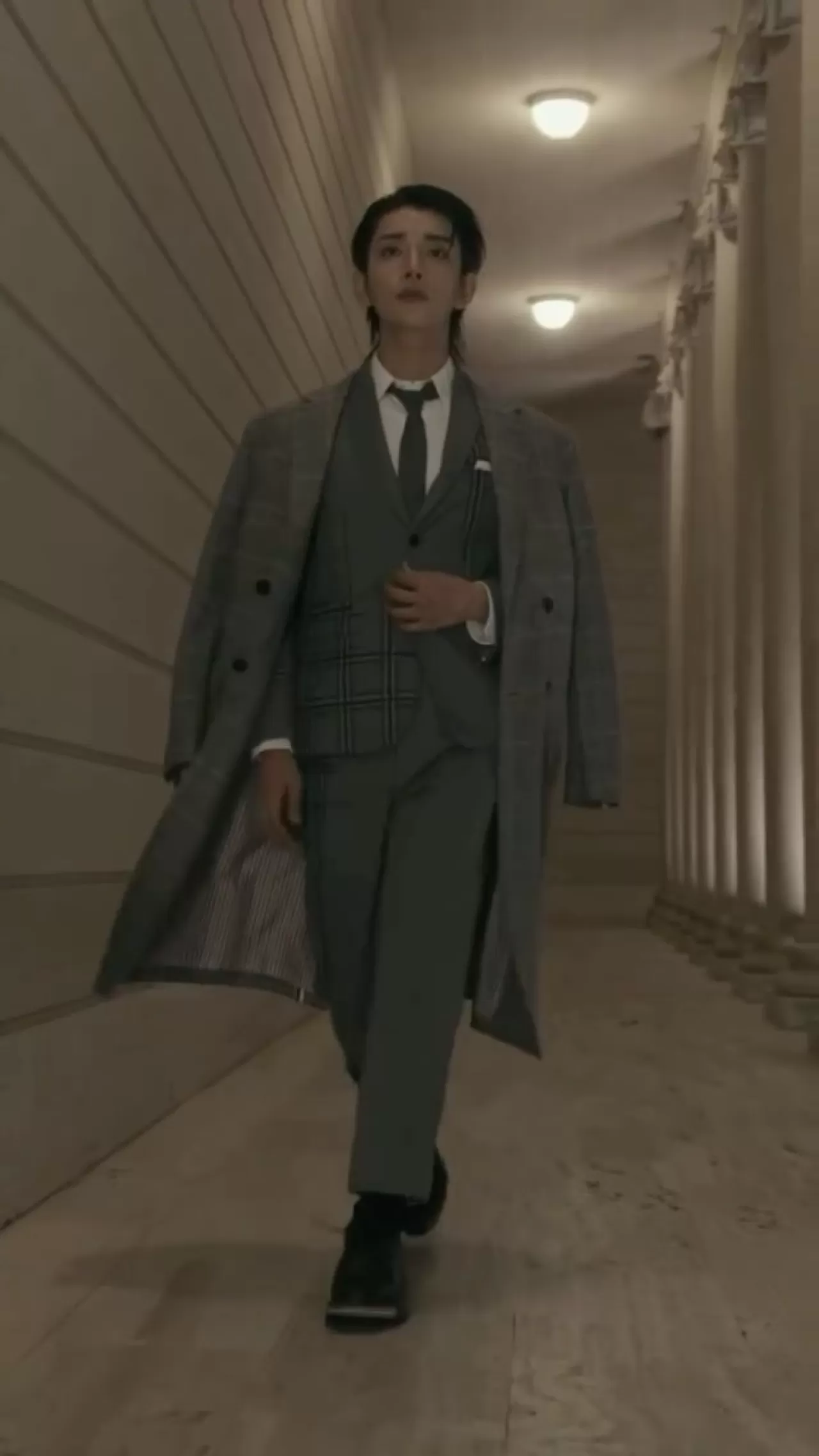 SEVENTEEN Üyesi Joshua Hong, GQ Bowl Etkinliğinde Thom Browne Tasarımıyla Dikkat Çekti